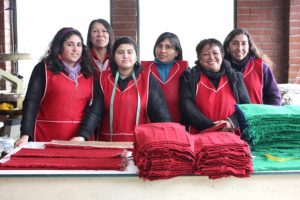BORONO cuenta con un excelente staff de personas capacitadas para el trabajo y confección textil. Son 10 mujeres, más de 7 máquinas industriales con galga 3, 5, 7 y 10.